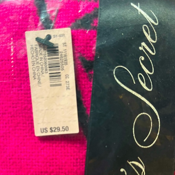 NWT Victoria’s Secret Woven Lightweight Logo Scarf With Fringe Fuchsia and Black - Picture 8 of 8
